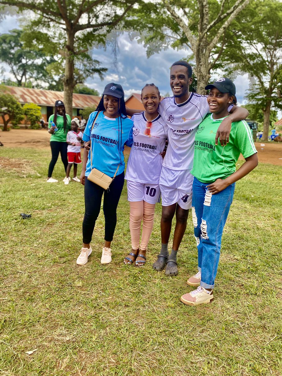 Nawanyagaglori1's tweet photo. @BldgTomorrow @ssewaraymond001 I took part in the Girls Football Tourment Organised by @BldgTomorrow fellows in Jinja, Iganga and Kamuli 🥰

#thrend https://t.co/VuDiScMAi3