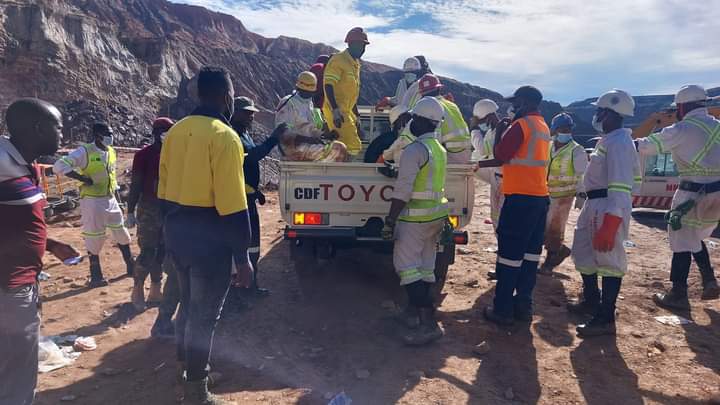 ask_muvi's tweet photo. 3 PEOPLE RETRIEVED, 1 ALIVE 

By @DidiChilongo

3 people have been retrieved from the Seseli Mine tunnels in Chingola district.
Of the 3 people, only 1 is alive and is currently in Hospital. 
2 were retrieved Tuesday night, while the 3rd was retrieved Wednesday around 08 hrs https://t.co/kg56Dnk50m