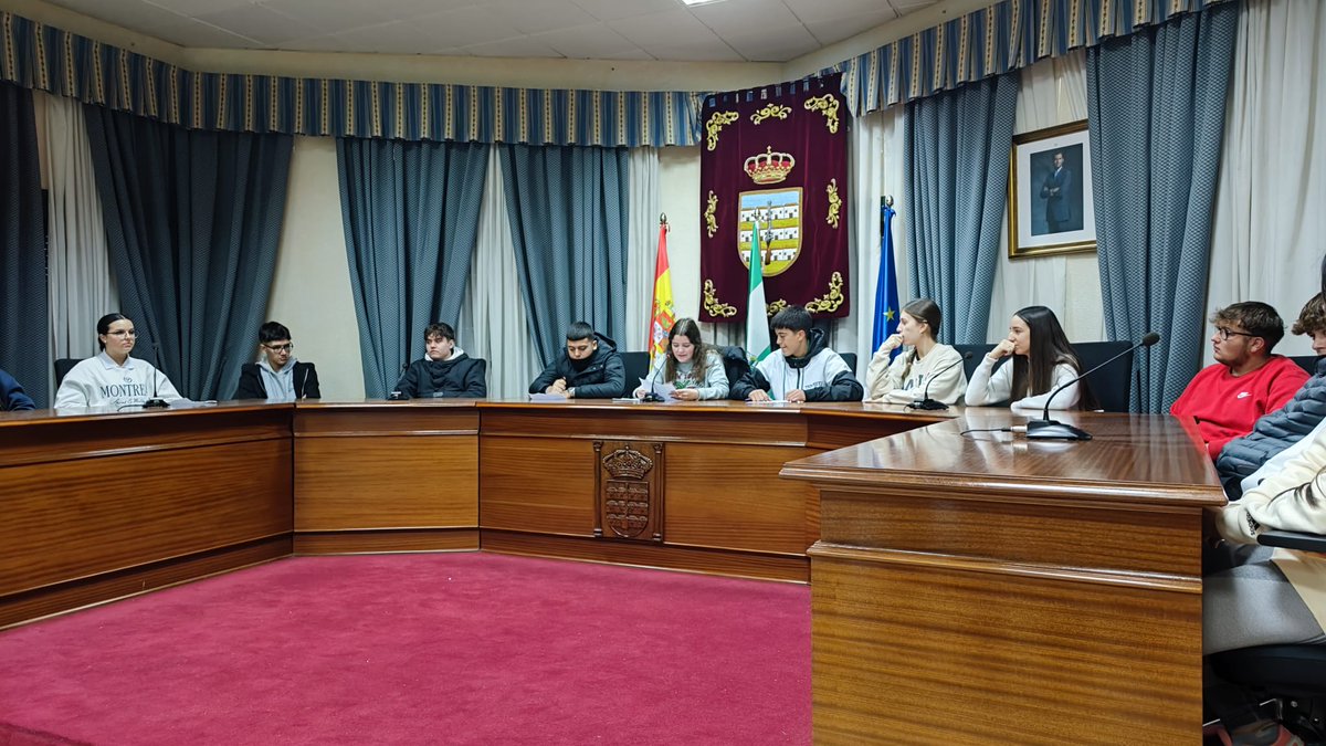 IESSierraJorge's tweet photo. Para conmemorar el Día de la Constitución nuestro alumnado de 4º se ha desplazado hasta el salón de plenos del Ayuntamiento de Villanueva del Trabuco para celebrar un simulacro de pleno. https://t.co/0kbEmXJV29