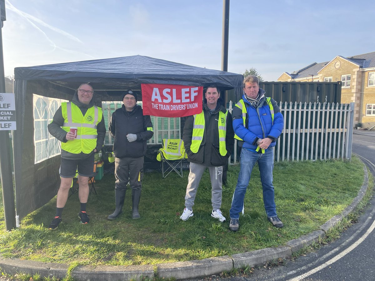 Alan192's tweet image. Island Line Picket ✊@MickWhelanASLEF @ASLEFunion