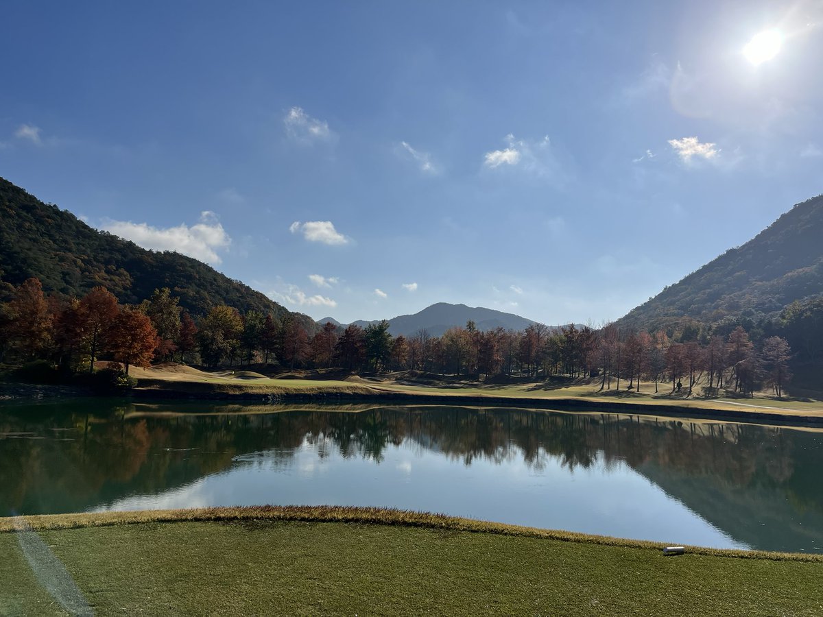 SakaiTokyoJapan's tweet photo. 美しいゴルフ場の景色です⛳️
きっと施工にローラも活躍したのだろうなぁ。。。

#ローラ
#ゴルフ
#景色 https://t.co/G52IvC1wFv