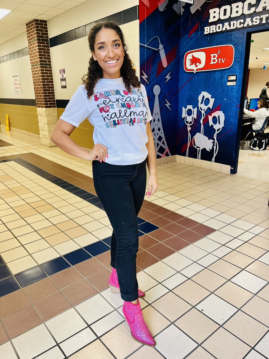 BerryMiller_JH's tweet photo. #GenerationTexasWeek sparked with #TinselTuesday! Bobcats definitely know how to shine when they think about their future! ❤️💙🐾💎 #Believe #WeAreMiller #BuildPearlandProud https://t.co/V75mzL82nR