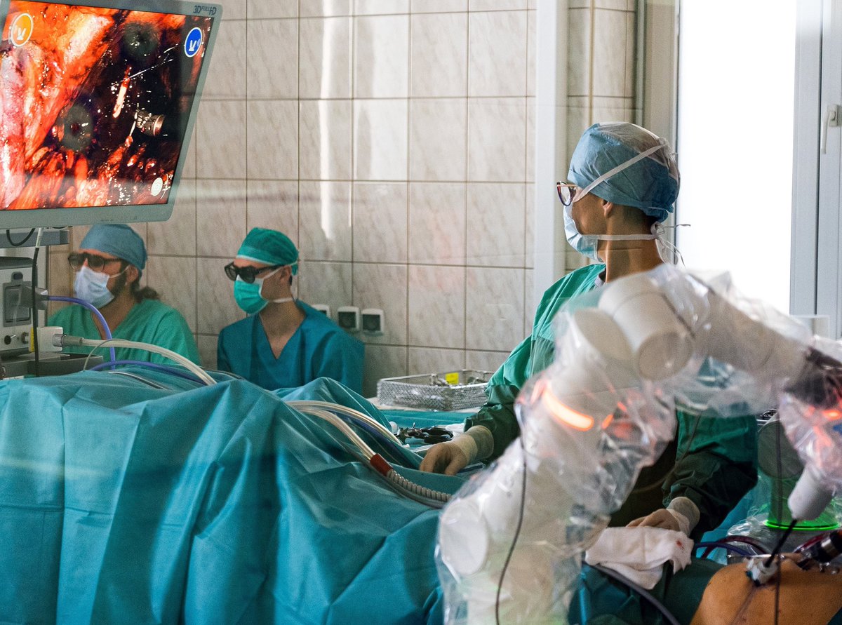AnnaGinal's tweet photo. Gliwiccy urolodzy przeprowadzili już 200 operacji robotycznych! Efekty takich zabiegów są bardzo dobre dzięki niskiej inwazyjności i doskonałej precyzji - mówi dr Andrzej Kupilas, ordynator oddziału urologii i urologii onkologicznej Szpitala Miejskiego nr 4 w @Miasto_Gliwice. https://t.co/pdDMVyc6CQ
