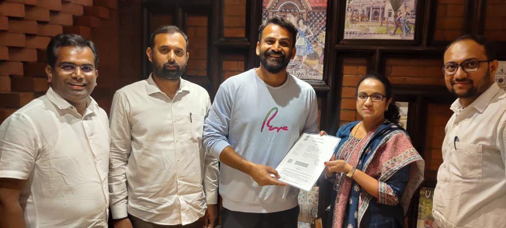 Dhananjayaka's tweet photo. ಕಾಯಕ ವರ್ಗದ ಕುಶಲಕರ್ಮಿಗಳ ಅದ್ಭುತ ಕಲಾಕೃತಿಗಳನ್ನು ರಾಜ್ಯದ ಜನರಿಗೆ ವ್ಯಾಪಕವಾಗಿ ತಲುಪಿಸುವ #Lidkar ಸಂಸ್ಥೆಯ ಪ್ರಚಾರ ರಾಯಭಾರಿಯಾಗಲು ತುಂಬ ಹೆಮ್ಮೆಯಿದೆ. ಈ ತರಹದ ಒಳ್ಳೆ ಕೆಲಸಕ್ಕೆ ನನ್ನನ್ನು ಭಾಗಿಯಾಗಿಸಿದ @LIDKAR_HoL ನ ವ್ಯವಸ್ಥಾಪಕ ನಿರ್ದೇಶಕರಾದ ವಸುಂಧರ ಅವರಿಗು, ಮಾನ್ಯ ಮುಖ್ಯಮಂತ್ರಿಗಳಾದ ಸಿದ್ದರಾಮಯ್ಯನವರಿಗು ಸಮಾಜ ಕಲ್ಯಾಣ ಸಚಿವರಾದ ಹೆಚ್.ಸಿ. ಮಹದೇವಪ್ಪನವರಿಗೂ, ಗೆಳೆಯರಾದ ಕಿರಣ್ ಹಾಗು ಸೂರ್ಯ ಅವರಿಗೂ ಧನ್ಯವಾದಗಳು. 
@siddaramaiah @CMahadevappa