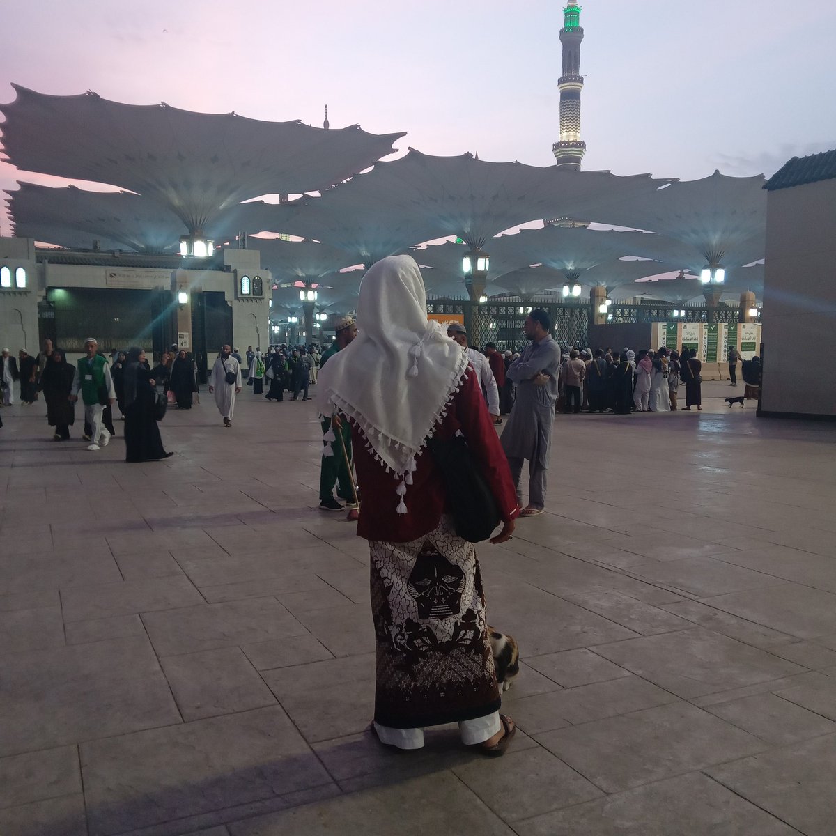 bujangdancinta's tweet photo. Tak usah digenggam terlalu erat, biarkan Allah yang menuntun jalan mu. Kita hanya bisa mengangkat kedua tangan dengan khusyu'.
Tak usah merasa memiliki terlalu dalam, karena semua hanya titipan. Kita tak punya apa" selain doa.
#bungasyurga
#bujangdancinta https://t.co/SloEkbbn9u