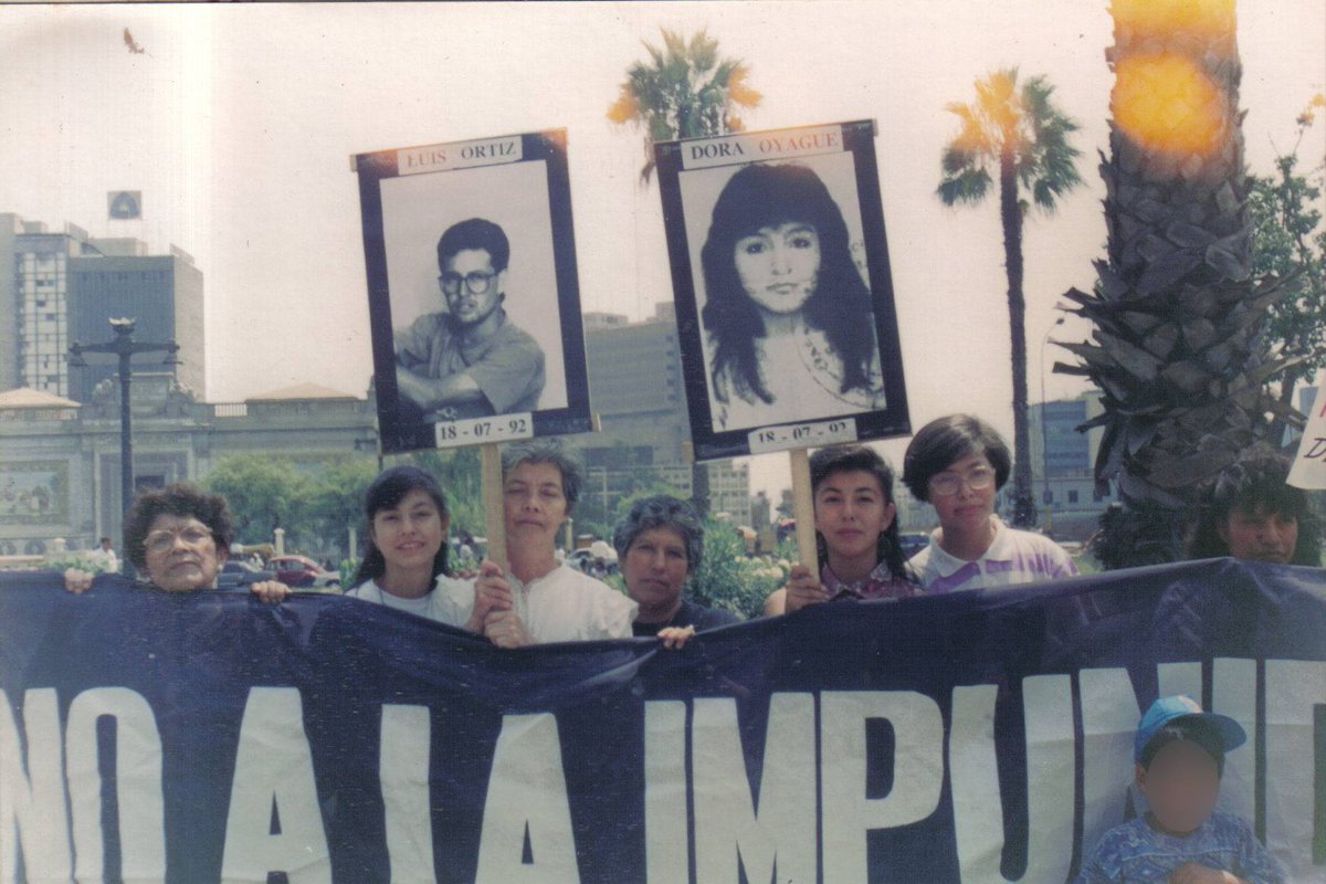 Mataperrea's tweet photo. Fotografía de 1994.

Familiares víctimas de la dictadura de Alberto Fujimori realizando un plantón frente a Palacio de Justicia. 

Ayer #5D, con memoria y resistencia, volvieron al mismo lugar para rechazar fallo del TC que ordena liberar a Fujimori.

Archivo de @gise_ortiz https://t.co/Ib3H13V2C1