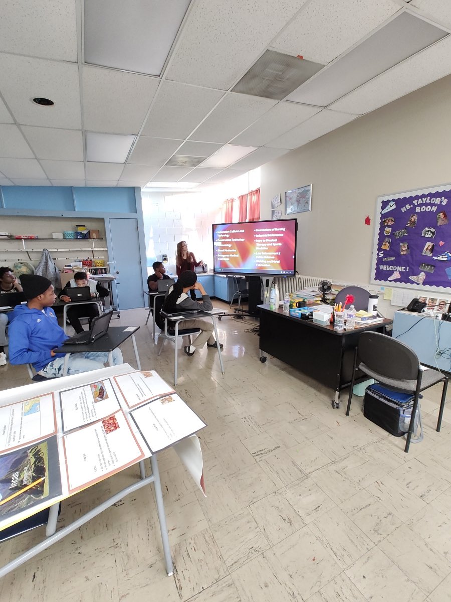 HMC1_RWLC's tweet photo. RyLee, our student Burke intern, leads a CORE Real World Learning session, sharing valuable insights on different career paths with our younger students. #CORELearning #CareerGuidance @HMC1Proud https://t.co/0WdIdJpowc