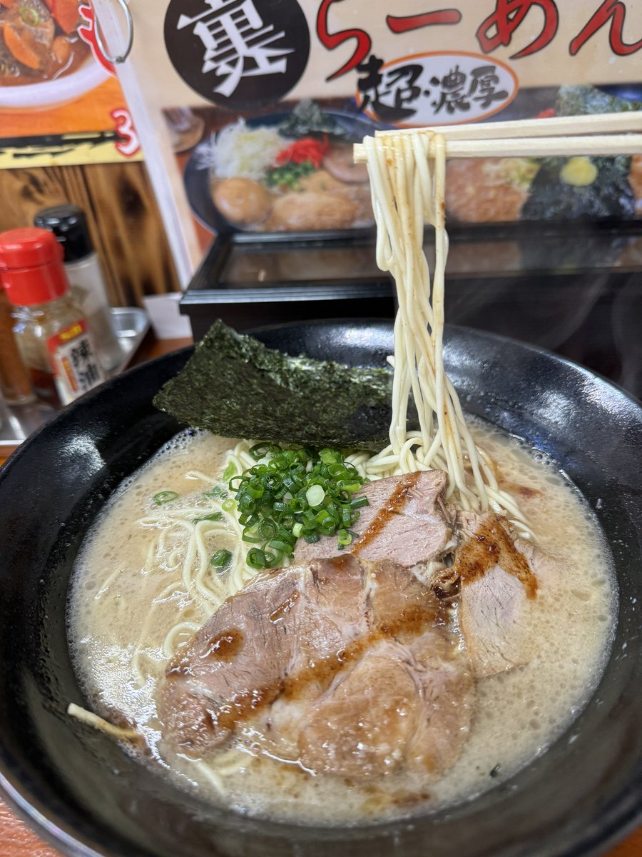 今日のランチは『麺屋ひばり』さん初来訪(^o^)
自家製麺は小麦の香りがほんのりの細麺。スープはしつこさがない豚骨醤油で最後まで美味しく頂きました♪
ご馳走様でした。
次回トッピング無料券頂きました〜(≧∀≦)
#ラーメン #麺屋ひばり #相模原