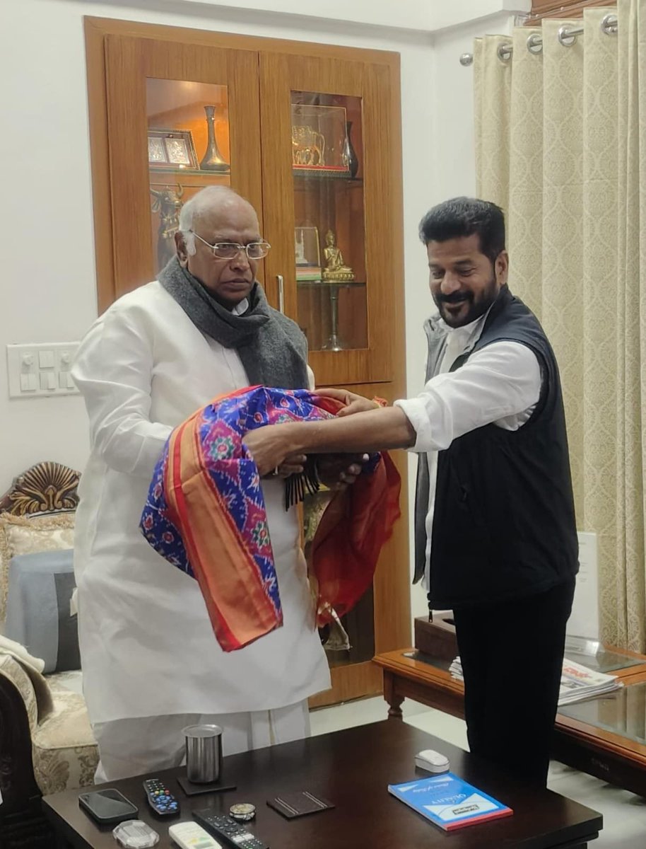 Congress (@incindia) on Twitter photo कांग्रेस अध्यक्ष श्री <a href="/kharge/">Mallikarjun Kharge</a> से तेलंगाना के मनोनीत मुख्यमंत्री और प्रदेश कांग्रेस अध्यक्ष श्री <a href="/revanth_anumula/">Revanth Reddy</a> ने मुलाकात कर राज्य में कांग्रेस पार्टी की जीत की बधाई दी। कांग्रेस अध्यक्ष श्री <a href="/kharge/">Mallikarjun Kharge</a> से तेलंगाना के मनोनीत मुख्यमंत्री और प्रदेश कांग्रेस अध्यक्ष श्री <a href="/revanth_anumula/">Revanth Reddy</a> ने मुलाकात कर राज्य में कांग्रेस पार्टी की जीत की बधाई दी।