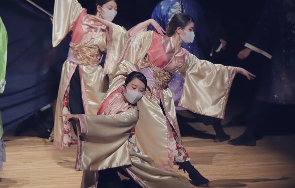 ssFemale_FLAG's tweet photo. 女性踊りパート　
使用衣装のご紹介②

2020年度作品　彩儚より
「宮女」
2021年度作品　彩暁より　
「アメノウズメ」

提供者
＠saikyozensen OG様 https://t.co/NxYbdSWwjK
