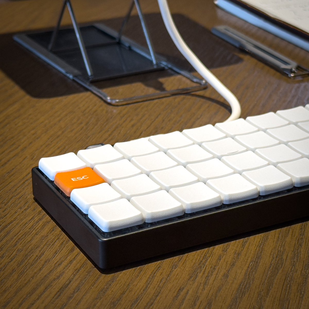 超極小キーボード「minipeg48」で、カバンの中身と狭デスクの上が相当