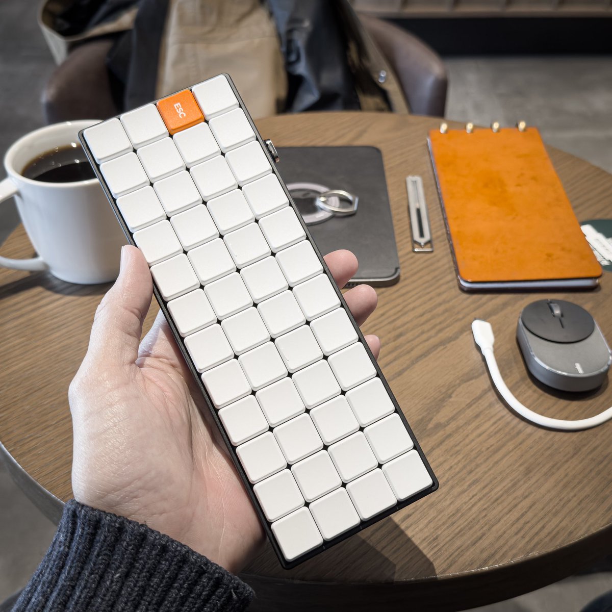 ハンドメイド　コンパクトデスク　オーダー受け付けます。 超極小キーボード「minipeg48」で、カバンの中身と狭デスクの上が相当