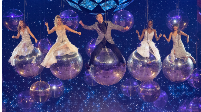 Axelsosunfalsou's tweet photo. Xochitl Gomez and Val Chmerkovskiy won Season 32 of "Dancing With the Stars" on Tuesday night, with Gomez becoming the first Latina to win the show. The finale included an opening number with this season's couples performing on the dance floor, and the eliminated stars dancing to "Young Hearts Run Free" by Candi Staton alongside the five finalists. Each pair danced twice, a redemption dance, redoing one of their routines from earlier in the season, and a freestyle. Gomez and Chmerkovskiy's freestyle performance to District 78's "Que Calor" earned them a perfect score of the night.