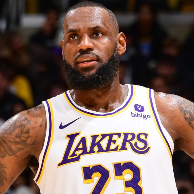 LegionHoops's tweet photo. LEBRON TONIGHT:

31 POINTS
11 ASSISTS
8 REBOUNDS
5 STEALS
12-25 FGM

KING MF JAMES. 👑 https://t.co/YlX7e5M9Kb