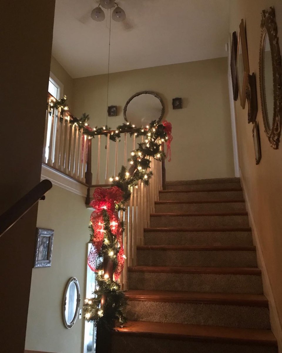 alicetremond's tweet photo. Festive staircase….#twinpeaks #palmerhouse https://t.co/EJdzw8R75m