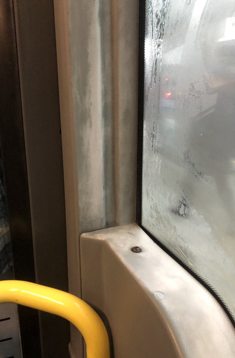 mervelcbk's tweet photo. Bu metrobüslerin içinin pisliği ne olacak? İnsanlar heryere tutunuyor mecburen.Temizlik yapmak bu kadar zor olmamalı. @IBBcozummerkezi @ekrem_imamoglu @4444154 @istanbulbld @CHP_istanbulil https://t.co/hVSGCQt3Hm