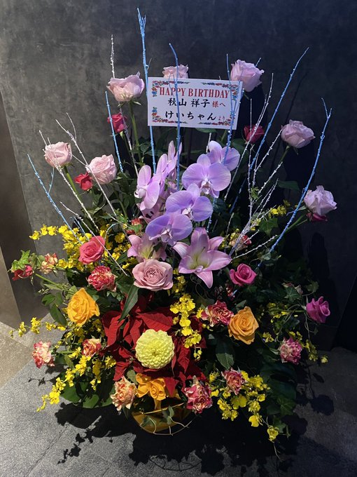 昨日は、「遅くなっちゃったけど」と誕生日会をしていただきました🥂✨ 素敵なお店で美味しいごはんと、レッドではBDプレートとシャンパンにお花🌹 最高に可愛いプレゼントまで🥲💕  何歳になっても、お祝いしてもらえるのはとってもとっても嬉しいですね🥹🫶🏻