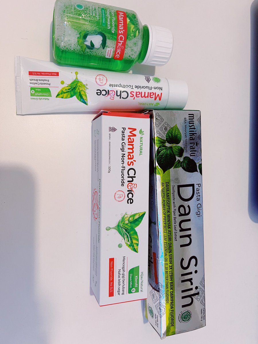 Sebagai orang yg berusaha mengurangi fluoride 7 thn ini, gw merekomendasikan 2 produk pasta gigi dr Mama’s Choice (MC) &amp; Mustika Ratu Pasta Gigi Daun Sirih (MRPGDS).

Awalnya pake MRPGDS krn keluarga udh pake dr jaman dulu. Terus 3 tahun ini baru tau ada MC, jd suka switch kalo