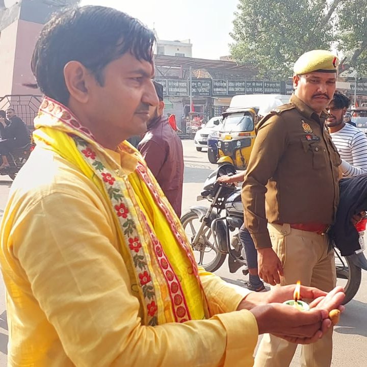 Sachin Gupta (@sachinguptaup) on Twitter photo मथुरा में श्रीकृष्ण जन्मभूमि से सटी शाही ईदगाह पर दीपदान करने जा रहे हिन्दूवादी नेता दिनेश शर्मा को पुलिस ने कस्टडी में लिया।
आज 6 दिसंबर है। अयोध्या-मथुरा और काशी में पुलिस अलर्ट है। मथुरा में श्रीकृष्ण जन्मभूमि से सटी शाही ईदगाह पर दीपदान करने जा रहे हिन्दूवादी नेता दिनेश शर्मा को पुलिस ने कस्टडी में लिया।
आज 6 दिसंबर है। अयोध्या-मथुरा और काशी में पुलिस अलर्ट है।