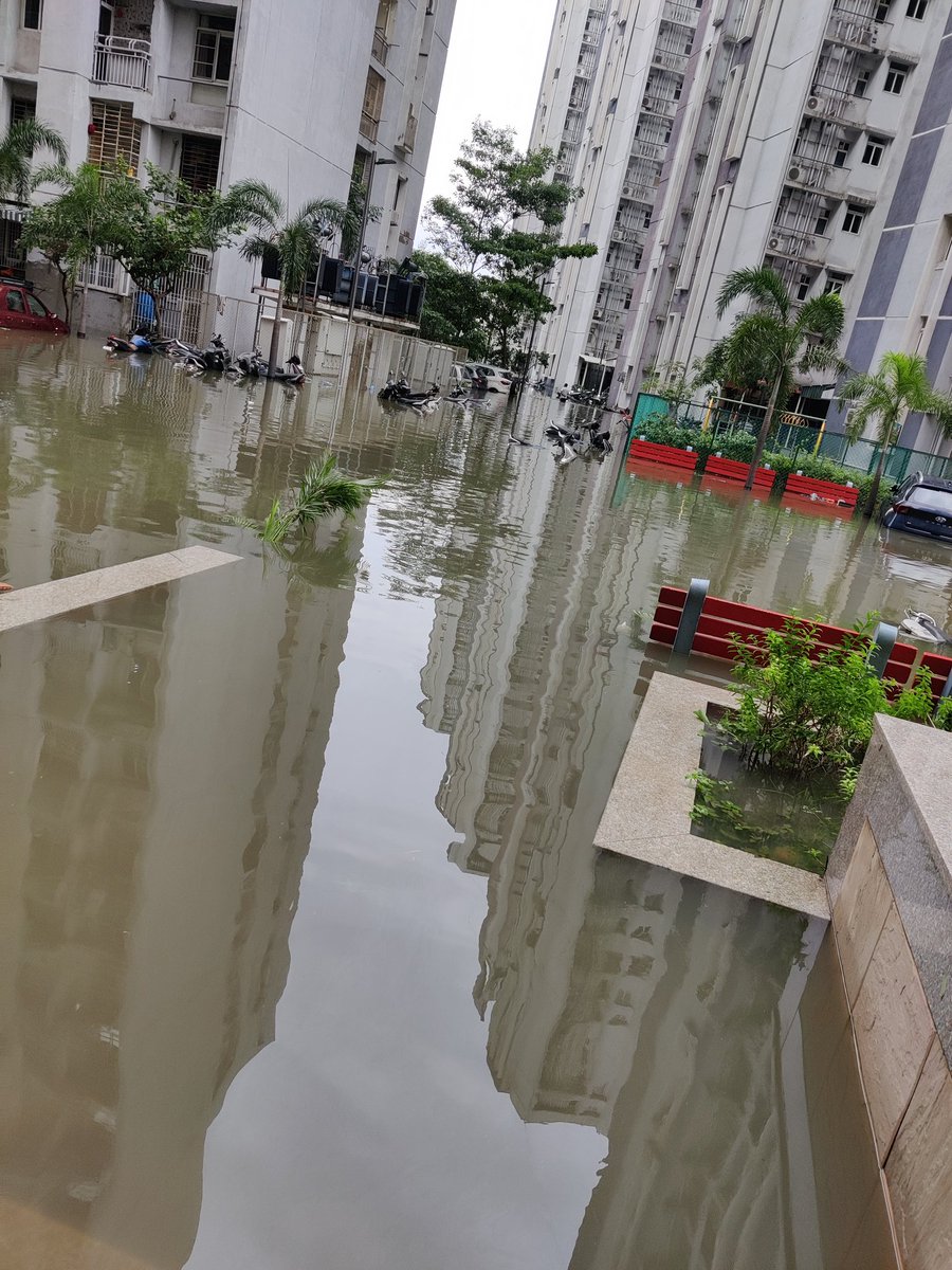 AngelaMary73178's tweet photo. @chennaicorp @chennaipolice_ @Udhaystalin please visit north town apartments!! No help for more than 3 days. Over 7000 people are lacking basic supplies and unable to reach them #NorthTownApartments #perambur #ChennaiFloods #chennaicyclone #CycloneMichuang https://t.co/uwgPuwXT0f