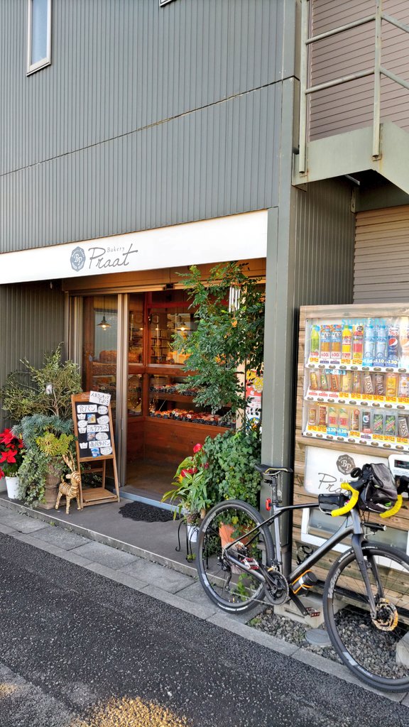 maro_426's tweet photo. 掃除一段落して、🍞買いに来ました(^-^)前から気になってたお店☝️
#日野バイパス #praat
#メロンクリームパン https://t.co/oSWHNk6wnu