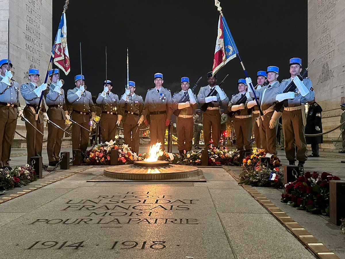 DaMateriel's tweet photo. Le jeudi 30 novembre, les lieutenants de la division d’application du Matériel ont participé à la cérémonie du ravivage de la flamme à l’Arc de Triomphe. #FiersDeNosSoldats #Rentrée2023 #PrépaOPS #ArméeDeTerre #Cohésion #ForcesMorales #EspritGuerrier #Tradition #SensDuDevoir https://t.co/DnpLekZeXb
