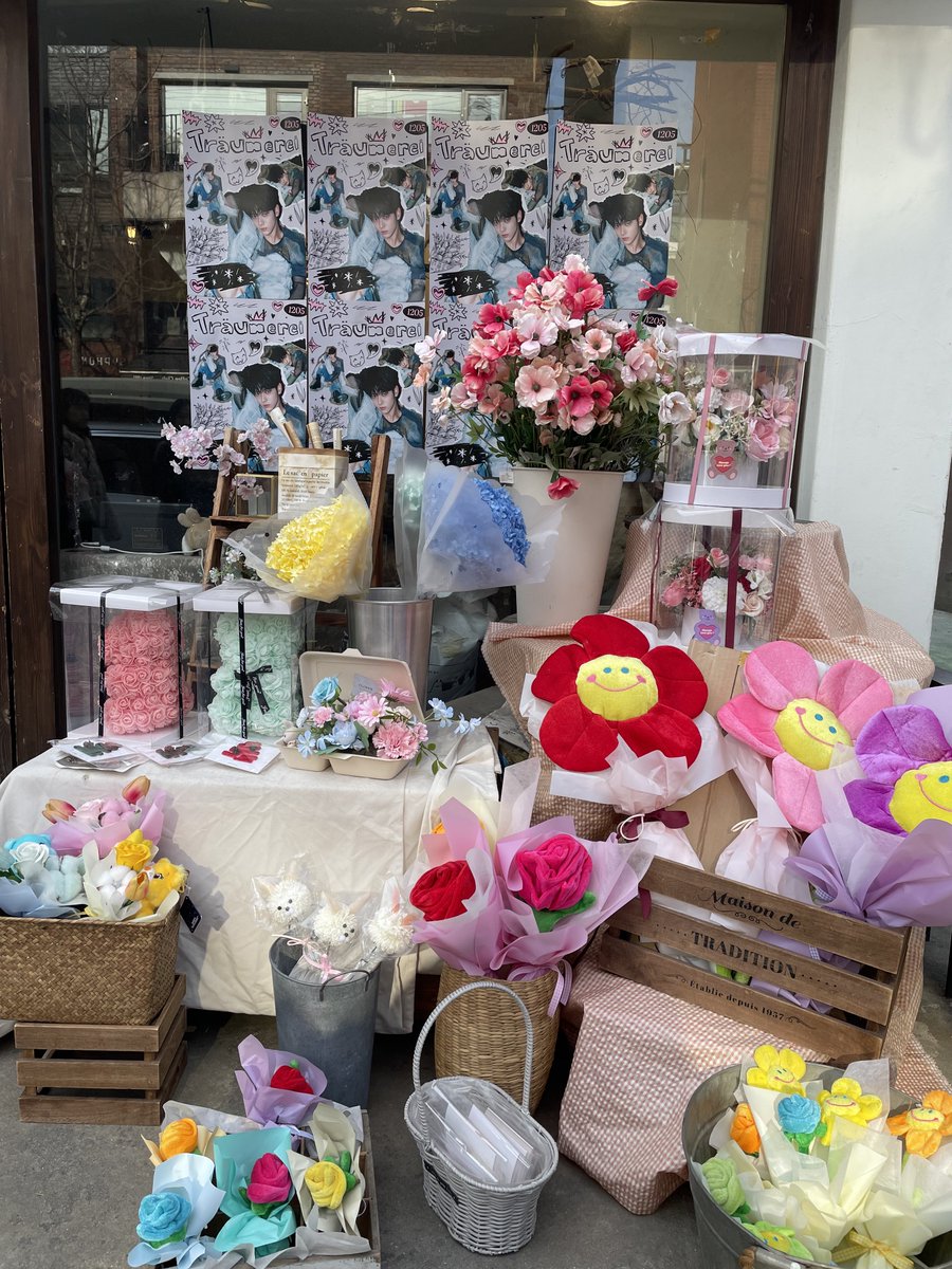 khettxt's tweet photo. This was special because it's a flower shop 🌷

#겨울에_찾아온_봄_수빈이
#2154_우리수빈 https://t.co/Aofr7UG5hD