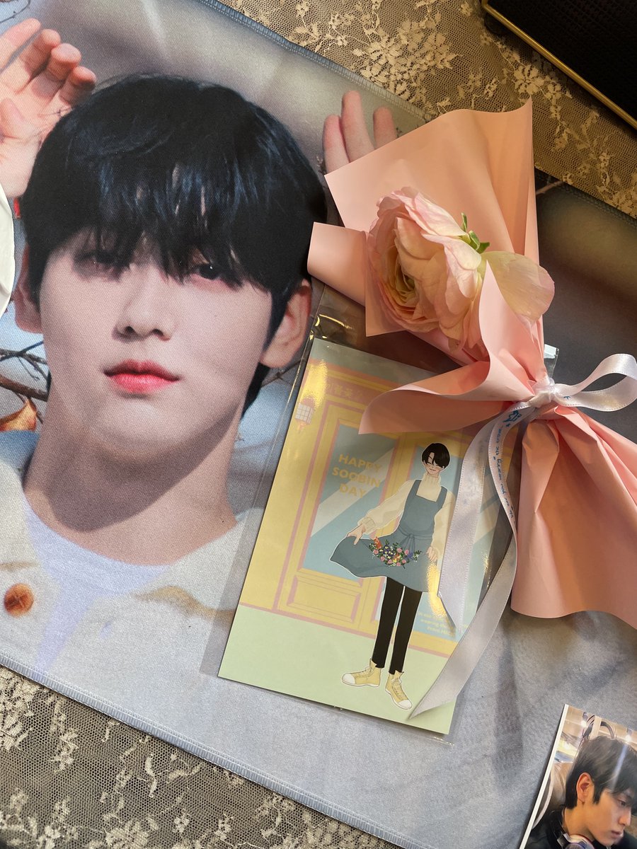 khettxt's tweet photo. This was special because it's a flower shop 🌷

#겨울에_찾아온_봄_수빈이
#2154_우리수빈 https://t.co/Aofr7UG5hD
