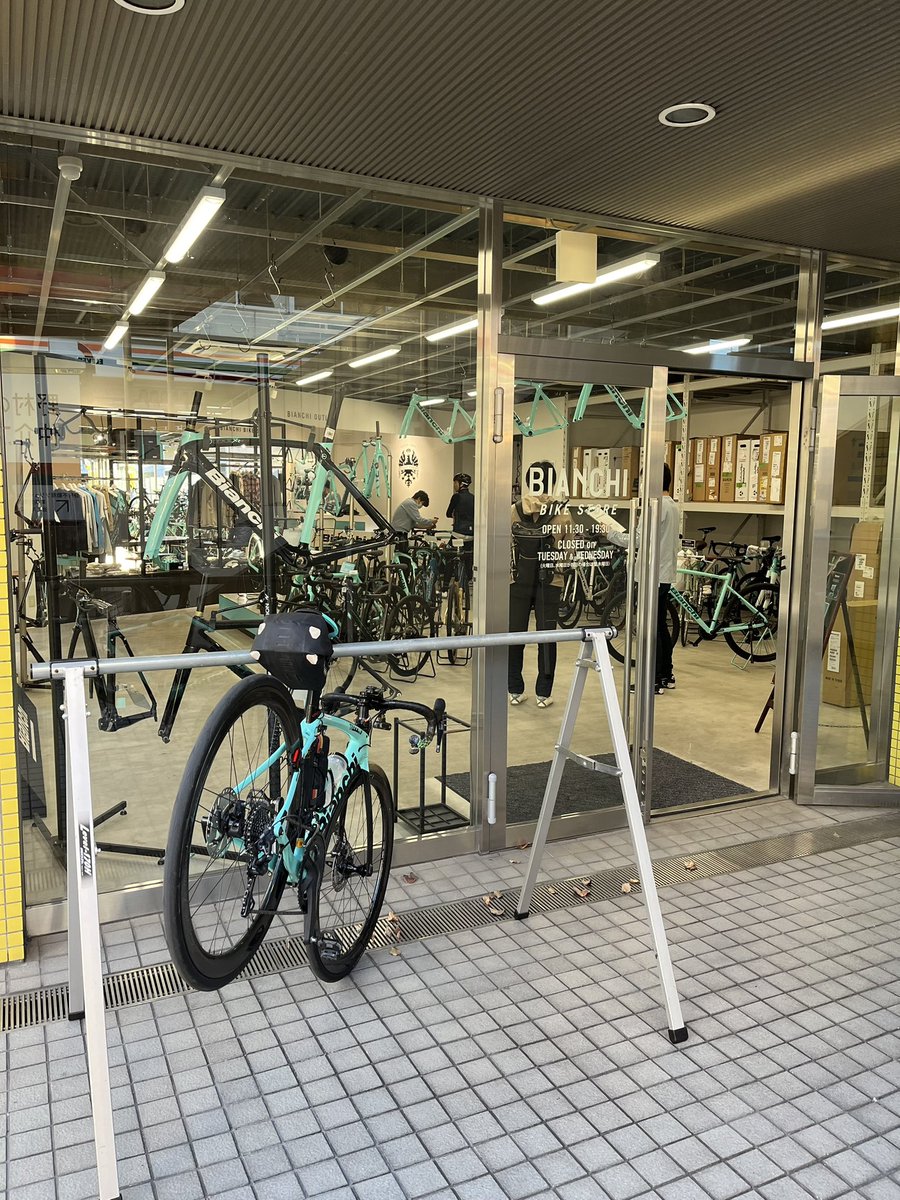 KAZ0618's tweet photo. 日曜　江ノ島方面を走ってきました。🚴‍♂️横風が強くてお店探しは諦め、まるわ食堂で、お刺身5点盛とアジフライ定食を食べてきました。😋帰路17日で閉店するビアンキ町田店に立ち寄りました。事業再編による閉店のようですが残念です。😭 https://t.co/w2NQi6mFVb