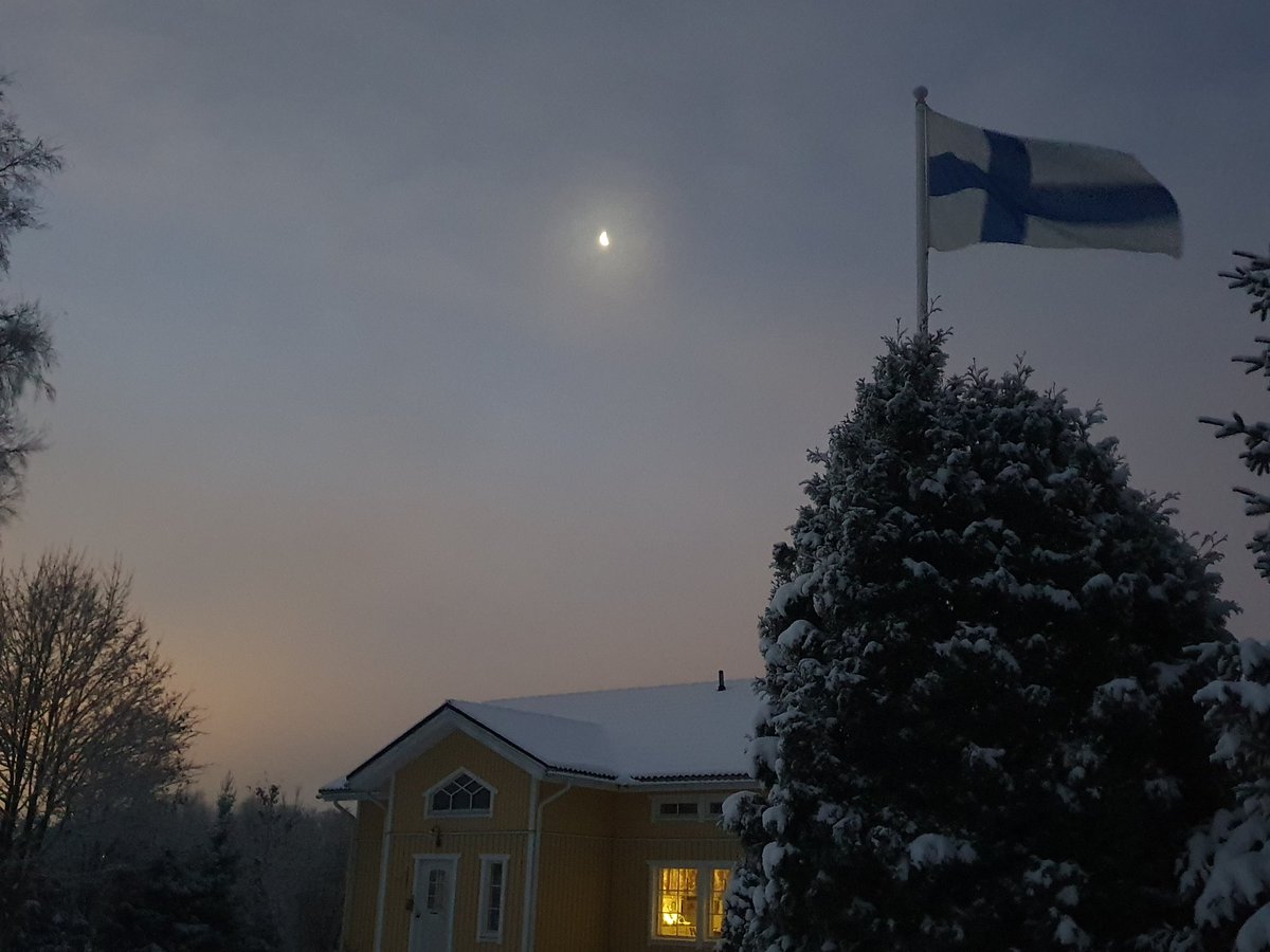 "Niin kuin varsa kohoaa jaloilleen,
niin syntyy päivä:
hapuilevana, mutta elämään valmiina"
(Risto Rasa)

Hyvää itsenäisyyspäivää meidän kotipihasta. #suomi #itsenäisyyspäivä