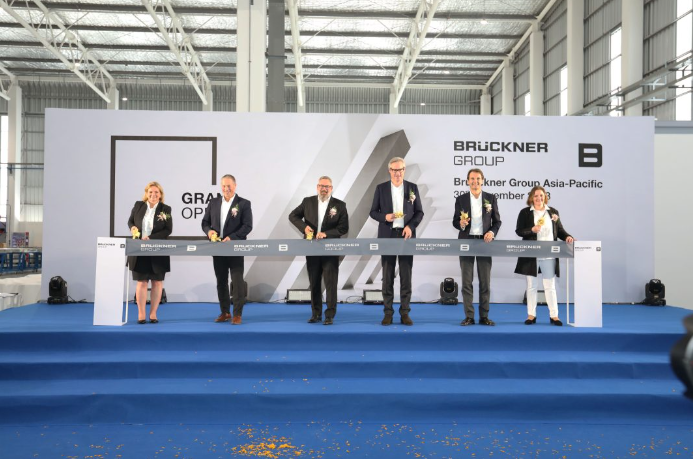 PSATalk's tweet photo. The Bruckner Group, encompassing Brückner Maschinenbau, Brückner Servtec, Kiefel, and PackSys Global, has consistently
Read More... https://t.co/r0hoVNxp91
#BrücknerMaschinenbau #KIEFEL #WalterStroeder #AxelvonWiedersperg #technicians #ASEANregion #PackSysGlobal https://t.co/fKzzvrb0qv
