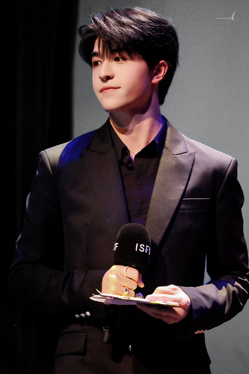 Mark4PAT's tweet photo. @Balmain @patrick_pppat Awesome Singer&Actor #PatrickFinkler attends the Closing and Awards Ceremony of #ISFVF as a distinctive MC, come together on timeless 2-button wool jacket from #BALMAINRE24 that reveals his sheer charm and elegance!
#BALMAINARMY
#แพทริค #แพทริคณัฐวรรธ์
#Patrick尹浩宇 #YinHaoyu https://t.co/Rj1zAvS8NO