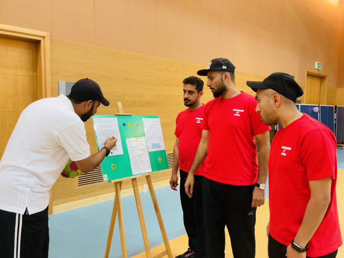 EduGovDhf's tweet photo. #فعاليات_تعليمية_ظفار #تعلم_مستدام 

تنظيم ملتقى الاختبارات المهارية بتعليمية ظفار
تغطية: عاصم باحجاج وسعود الحضري
نفذت وحدة إشراف الرياضة المدرسية بالمديرية العامة للتربية والتعليم بمحافظة ظفار فعاليات ملتقى التطبيقات العملية للاختبارات المهارية  للصفوف من (٥_١٠) وذلك في مجمع السلطان قابوس الشبابي للثقافة والترفيه بصلالة  بمشاركة واسعة من معلمين  الرياضة المدرسية (ذكور) بمختلف مدارس المحافظة.
 تم خلال الملتقى التطبيق على 24 طالب  من مدرسة خالد بن الوليد لتنفيذ جميع الاختبارات المهارية في مسارات قياسية مقسمة على 3 فترات فقرات. حيث بدأ بتقديم شرح تفصيلي للمشاركين عن آلية العمل والبرنامج الزمني للملتقى ومن ثم تقسيم المشاركين إلى مجموعات على المسارات المحددة .
تلى ذلك  القيام بعملية الاحماء والاعداد البدني  ليتم بعدها تنفيذ التطبيق المهاري  المتزامن لجميع الاختبارات المهارية في الفصل الأول والفصل الثاني. واختتم الملتقى بتقديم درع شكر وتقدير لكل من المديرية العامة للثقافة والرياضة والشباب بمحافظة ظفار ونادي الاتحاد الرياضي بصلالة للمساهمة في التنظيم.