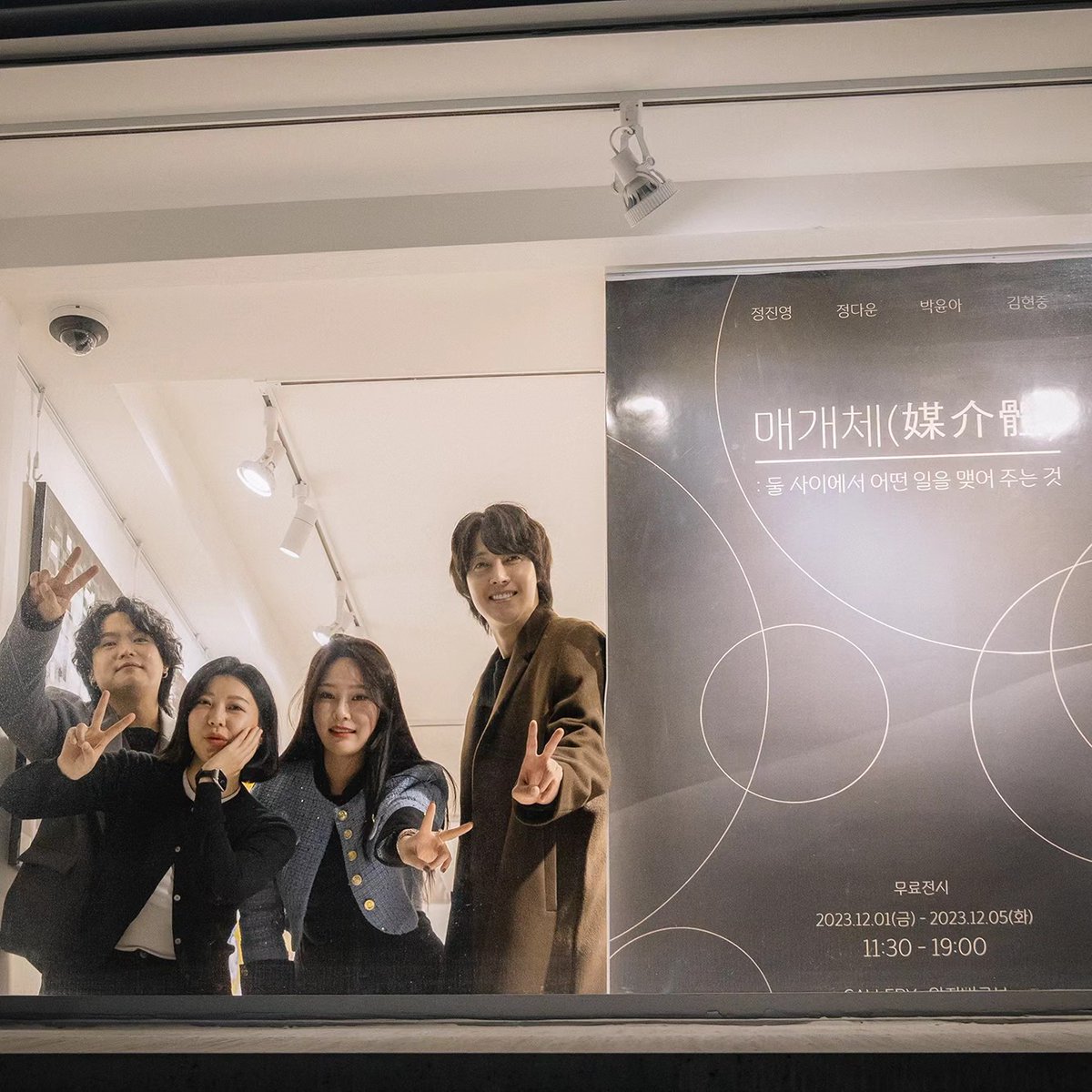 khj_heneciatwt's tweet photo. 2023년 12월 5일간 진행되었던 저의 첫 전시회가 많은 팬분들과 갤러리분들의 축하 속에서 성황리에 종료 되었습니다.
첫 전시 임에도 격려의 말씀들을 들으니 위축보다는 더 나아갈수 있는 자신감이 들었습니다.
전시회를 위해 함께 해주신 작가님들께 감사하다고 마음 전하고 싶네요.
전시회에서 보여드리지 못한 몇개의 작품들도 공개하면서 이만 인사 드리겠습니다. 이제 멋진 콘서트를 다시 준비하러 갈께요~^^
