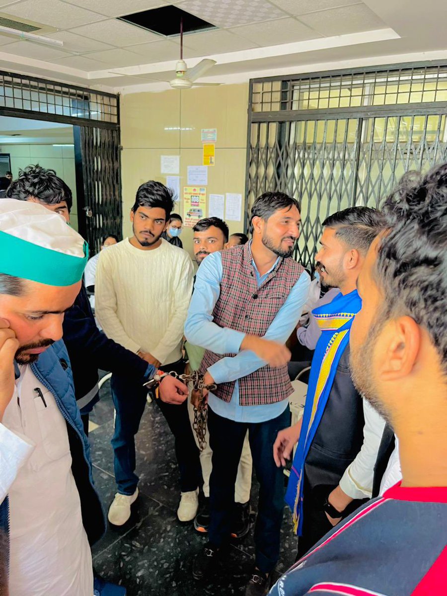 भीम आर्मी स्टूडेंट फेडरेशन के पश्चिम प्रभारी छात्र नेता शान जी को फर्जी मुक़दमे में जेल भेज दिया गया और अब शान जी पर गैंगस्टर लगाने  की तैयारी की जा रही है।अगर ऐसा हुआ तो<a href="/BhimArmy_BEM/">भीम आर्मी भारत एकता मिशन</a> के कार्यकर्ता आंदोलन के लिए बाध्य होंगे <a href="/DmMeerut/">DM Meerut</a> <a href="/adgzonemeerut/">ADG ZONE MEERUT</a> <a href="/Uppolice/">UP POLICE</a>