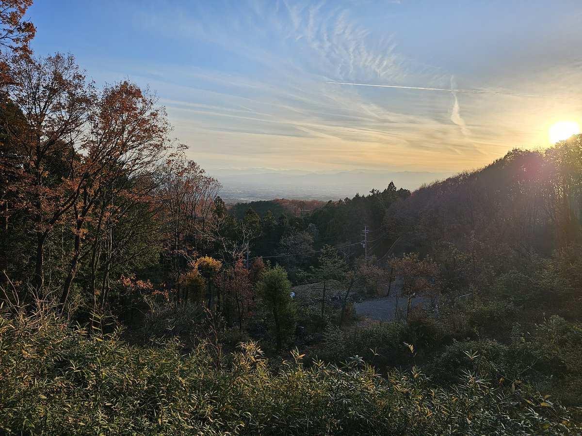Painter_ALICE_D's tweet photo. 本日のお宿は薪ストーブインストールしたパップテント前幕付きです。
氷点下いかないしこれで大丈夫でしょ。
風もなく良い冬キャン日和。
夕日が目に染みるぜ…笑

#ソロキャンプ　#FOXBASEEVO　#キャンプ好きと繋がりたい https://t.co/LQGGw4o8Do