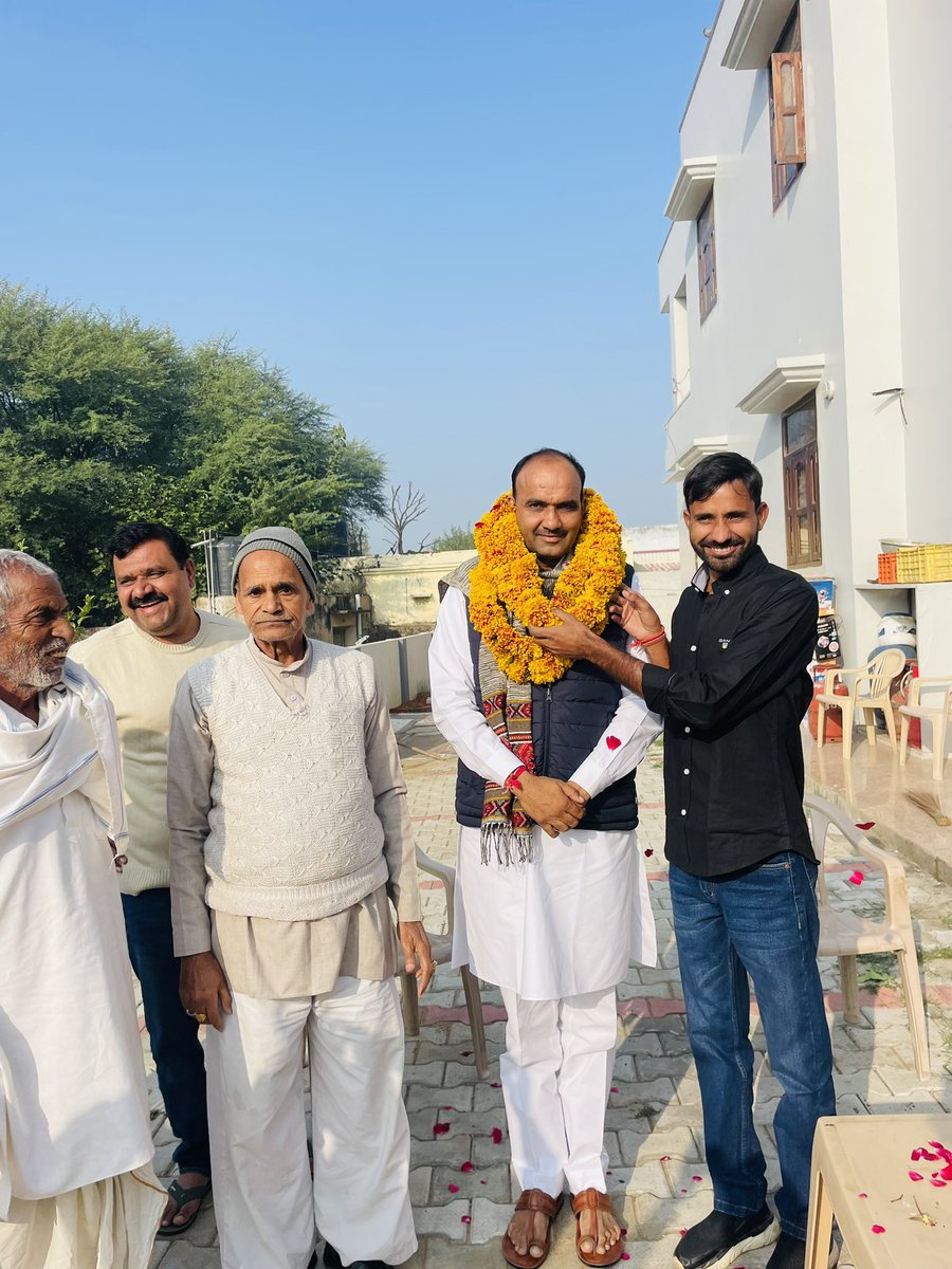 AshokkasanaIyc's tweet photo. खानपुर बकानी विधानसभा से नव निर्वाचित विधायक सुरेश गुर्जर जी का आज चाचा जी देव कसाना के घर पर हार्दिक अभिनंदन व स्वागत किया बधाई एवं शुभकामनाएँ ❤️‍🩹🙏 
@SachinPilot  @Sureshgurjar073  @DevKasanaInc  @AnilChopra_ @AbhimanyuP00NIA https://t.co/P60iD4kabZ