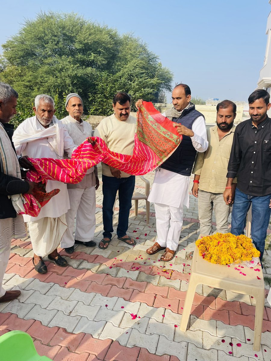 AshokkasanaIyc's tweet photo. खानपुर बकानी विधानसभा से नव निर्वाचित विधायक सुरेश गुर्जर जी का आज चाचा जी देव कसाना के घर पर हार्दिक अभिनंदन व स्वागत किया बधाई एवं शुभकामनाएँ ❤️‍🩹🙏 
@SachinPilot  @Sureshgurjar073  @DevKasanaInc  @AnilChopra_ @AbhimanyuP00NIA https://t.co/P60iD4kabZ