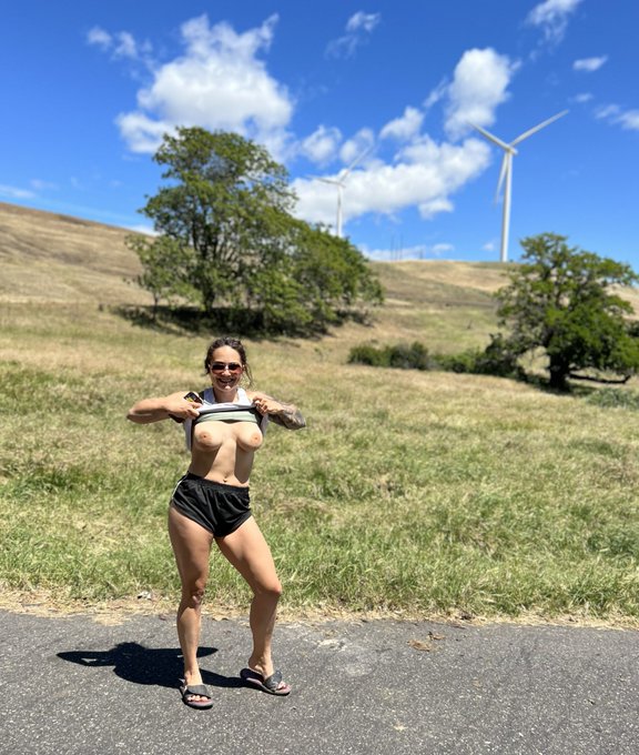 Flashing in public 😂 https://t.co/UvJpUczExc