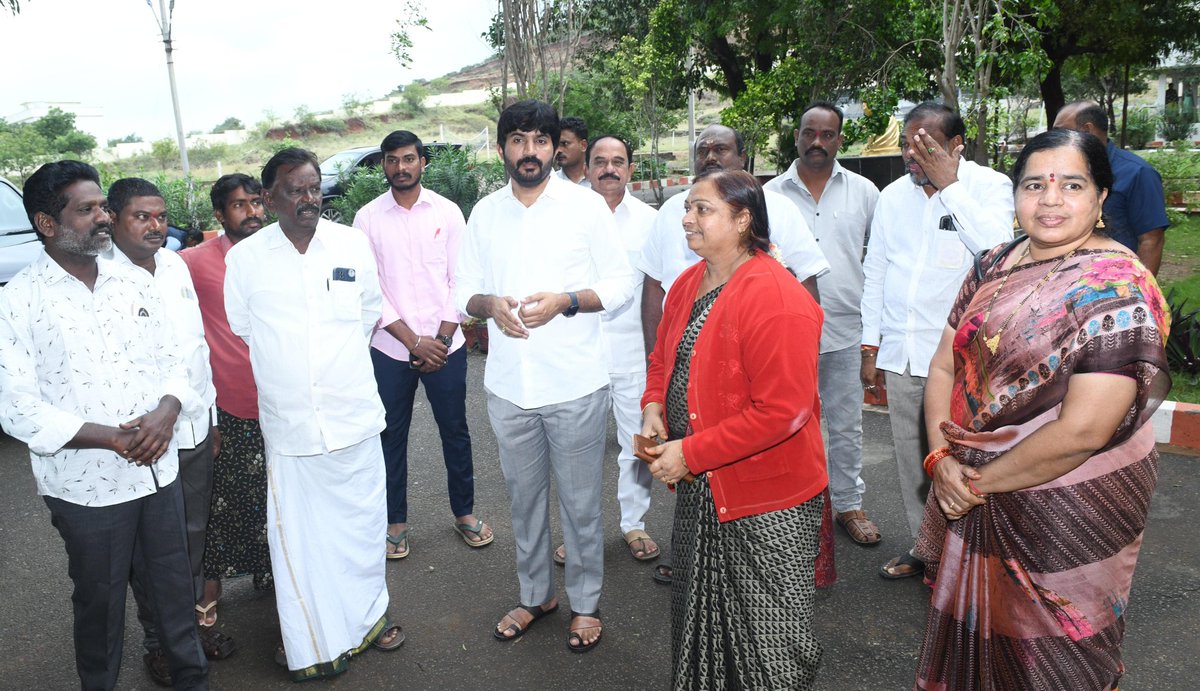 KCBachina's tweet photo. మిచౌంగ్ తుఫాన్‌ నేపథ్యంలో అద్దంకి పట్టణం 1 వార్డ్, డా.బి.ఆర్ అంబేద్కర్ గురుకుల పాఠశాల ఆవరణంలో చెట్లు పడిపోవడం, కరెంట్ సమస్య, నీటి సమస్యల గురించి మున్సిపల్ అధికారులతో మాట్లాడడం జరిగింది.

#bachinakrishnachaitanya #CMYSJagan #YSRCongressParty #BKC #addanki #TeamBKC https://t.co/tsu9orKwMC