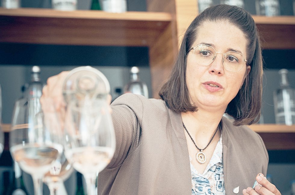 Comment déguster une eau minérale dans les règles de l’art ? Anke Scherer est une sommelière de l’eau dotée d’une longue expérience en gastronomie. Elle nous initie aux arcanes de la dégustation de l’eau minérale. #eauminérale

➡️natuerliches-mineralwasser.ch/fr/comment-deg…