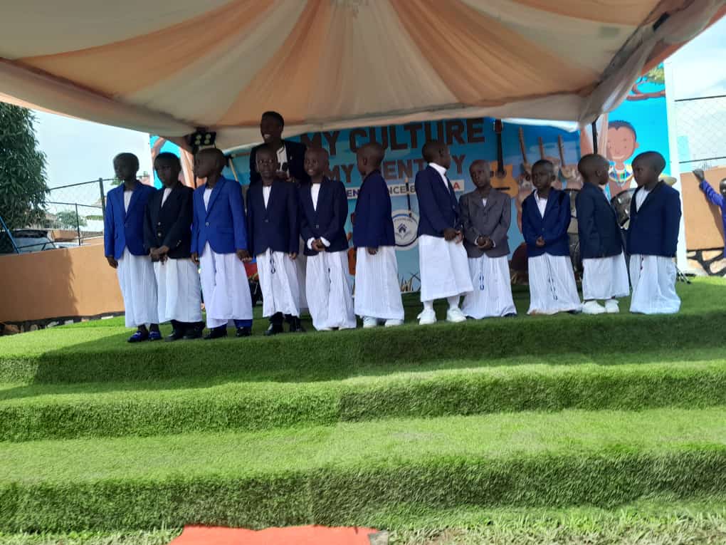 Nga 3/12/2023, Minista w'Amawulire Oweek. Israel Kazibwe Kitooke yeetaba ku Cultural day ya Little School house esangibwa mu butongole bwe Ssenge mu muluka Naluvule mu Ggombolola Mumyuka Wakiso ng'omugenyi omukulu. Yasaba abazadde baagazise abaana obuwangwa bwabwe