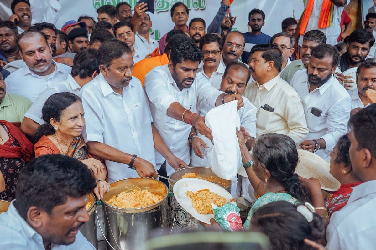 BJP4TamilNadu's tweet photo. சென்னை சைதாப்பேட்டையில் இன்று மிக்ஜம் புயலால் ஏற்பட்ட வெள்ளத்தால் பாதிக்கப்பட்ட மக்களுக்கு, தமிழக பாஜகவின் மாவட்ட மாநில நிர்வாகிகளுடன், நமது மாநிலத் தலைவர் திரு.@annamalai_k அவர்கள் மதிய உணவும் நிவாரண பொருட்களையும் வழங்கினார். 

#மக்களுடன்_பாஜக https://t.co/Zan8FSrvWb