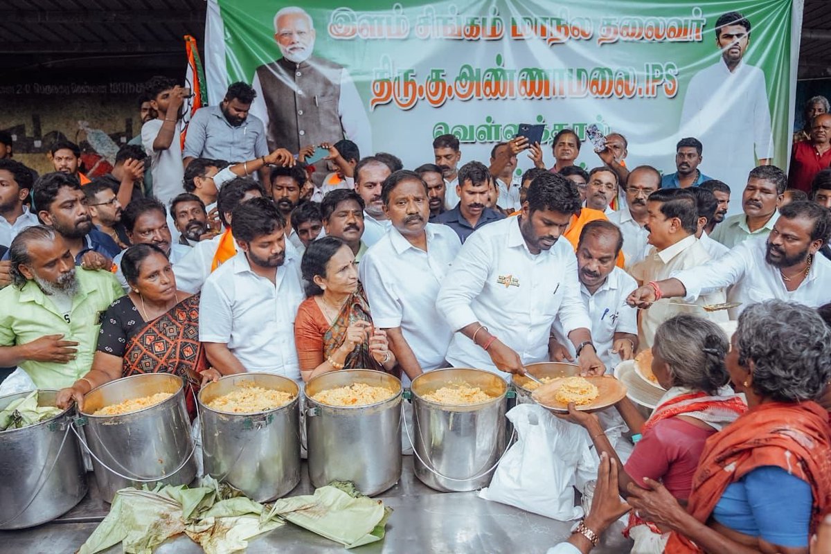 BJP4TamilNadu's tweet photo. சென்னை சைதாப்பேட்டையில் இன்று மிக்ஜம் புயலால் ஏற்பட்ட வெள்ளத்தால் பாதிக்கப்பட்ட மக்களுக்கு, தமிழக பாஜகவின் மாவட்ட மாநில நிர்வாகிகளுடன், நமது மாநிலத் தலைவர் திரு.@annamalai_k அவர்கள் மதிய உணவும் நிவாரண பொருட்களையும் வழங்கினார். 

#மக்களுடன்_பாஜக https://t.co/Zan8FSrvWb
