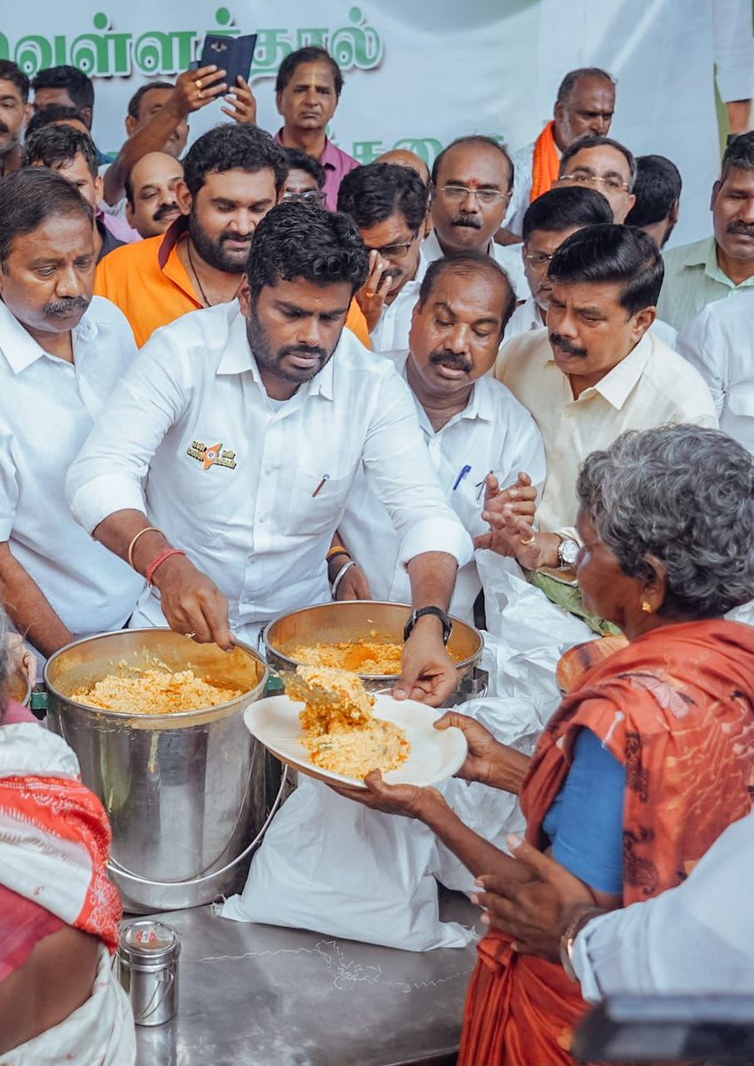 BJP4TamilNadu's tweet photo. சென்னை சைதாப்பேட்டையில் இன்று மிக்ஜம் புயலால் ஏற்பட்ட வெள்ளத்தால் பாதிக்கப்பட்ட மக்களுக்கு, தமிழக பாஜகவின் மாவட்ட மாநில நிர்வாகிகளுடன், நமது மாநிலத் தலைவர் திரு.@annamalai_k அவர்கள் மதிய உணவும் நிவாரண பொருட்களையும் வழங்கினார். 

#மக்களுடன்_பாஜக https://t.co/Zan8FSrvWb