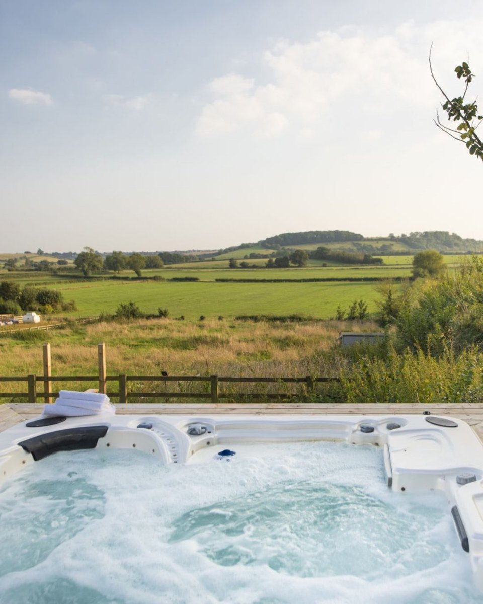 If you find yourself craving a touch of escapism in 2024, we know just the place. Meet Decoy Farm House in Somerset. It sleeps six humans, welcomes two pooches and has a hot tub that you’ll never want to get out of. dogfriendlydestinations.com/listings/decoy…