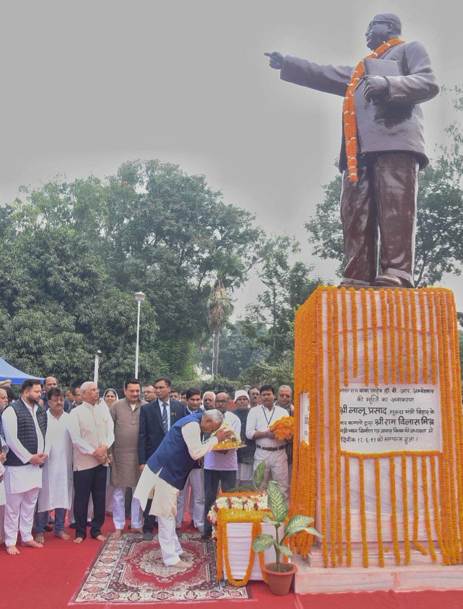 NitishKumar's tweet photo. भारत रत्न बाबा साहेब डॉ० भीमराव अम्बेदकर जी के महापरिनिर्वाण दिवस के अवसर पर उनकी प्रतिमा पर पुष्प अर्पित कर उन्हें श्रद्धांजलि दी। https://t.co/rqMLNMZuTi