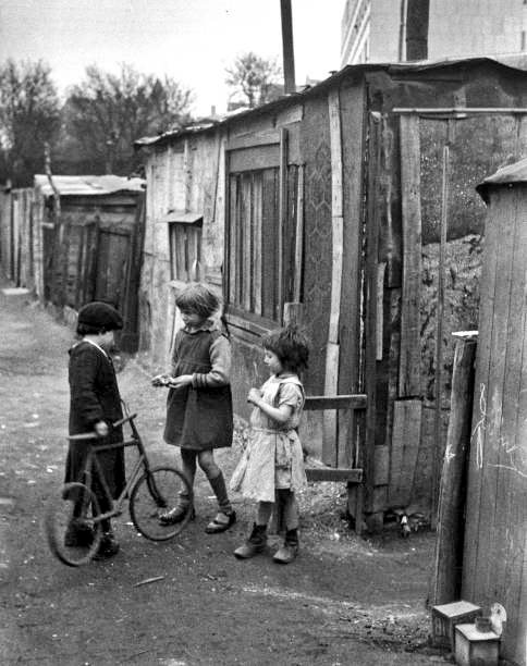 Bonjour! Fred Stein. Trois enfants dans un bidonville 1935. Paris