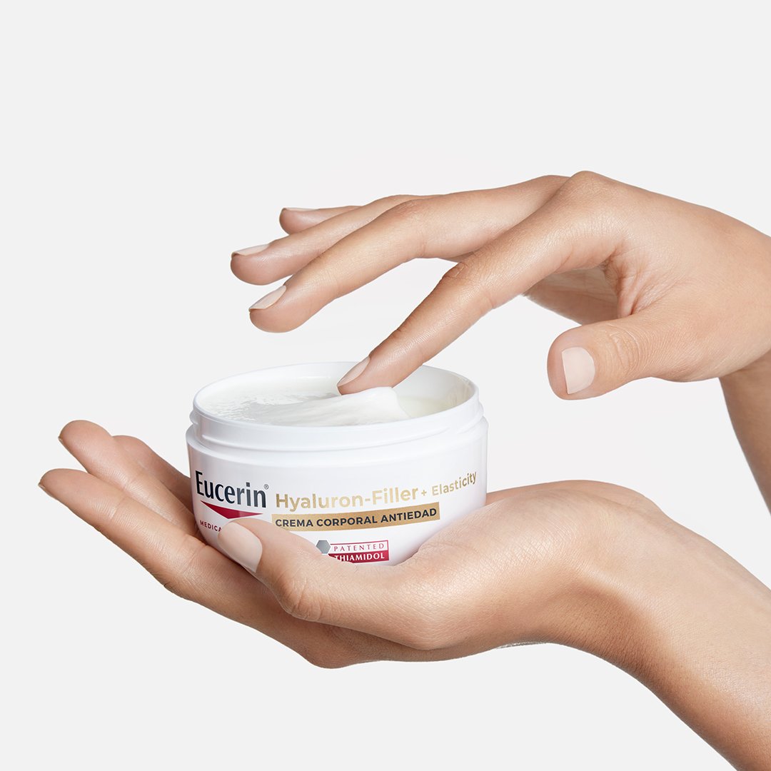 EucerinES's tweet photo. La nueva #HyaluronFiller + Elasticity #CremaCorporal #AntiEdad contiene:
🤍 #Thiamidol para reducir las manchas de la edad.
🤍 Arctiina que potencia la renovación del colágeno para mejorar la firmeza de la piel. 
🤍 Ácido Hialurónico para una hidratación intensa. https://t.co/BEKB7GcBDk