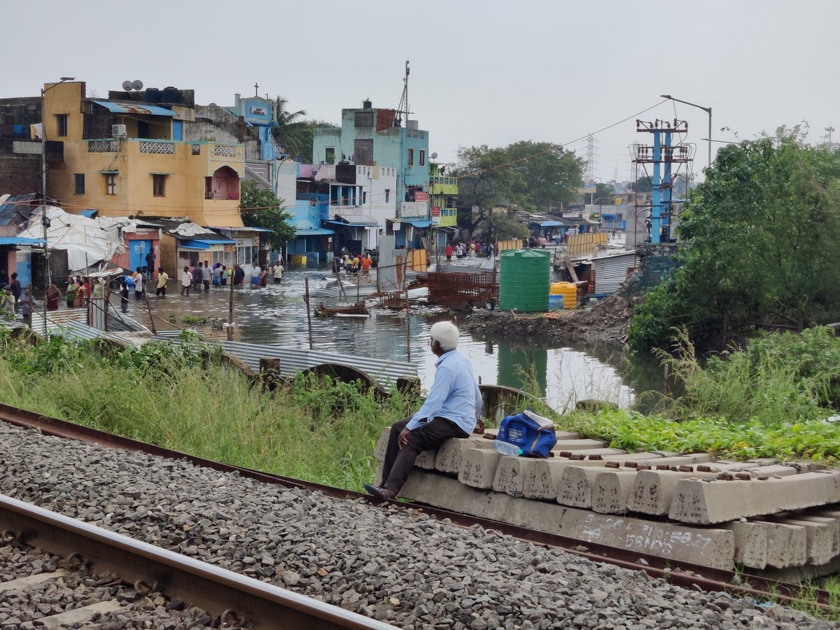 NMusuvathi's tweet photo. So heartbreaking to see North Chennai being left out like this. 
#Perambur #CycloneMichuang #northchennai #ChennaiFloods2023
@chennaicorp @chennaipolice_ @imKBRshanthnu https://t.co/FZWtR1fklH
